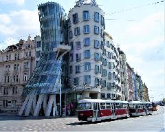Tytu:Taczcy budynek
Opis:Kamienica w Pradze, Czechy
Autor:Rafa Bajek
